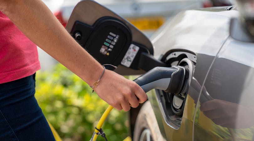 ¿Puede deducirse un profesional el gasto de electricidad consumida en la recarga de un vehículo eléctrico que utiliza en su actividad?